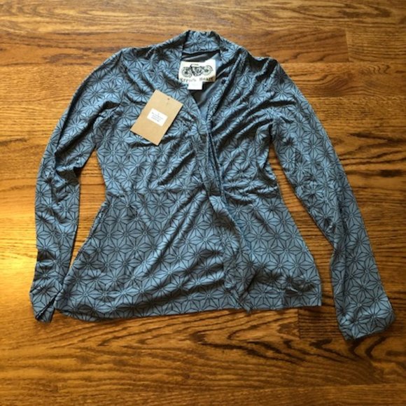 Effie’s Heart NWT blue black pattern top size S - Picture 4 of 5